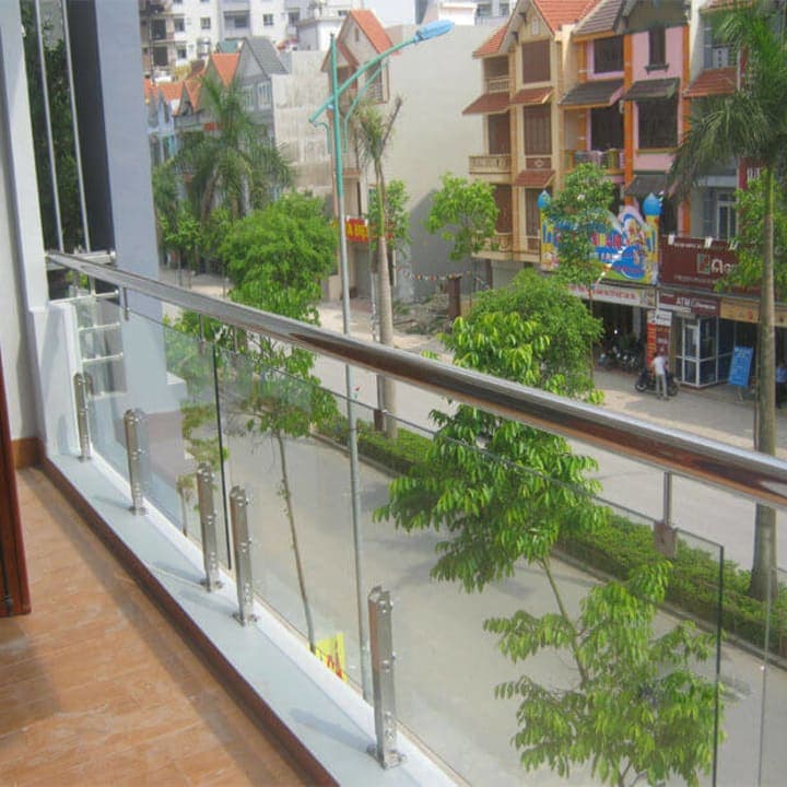 Thi công lan can kính cường lực cho ban công, cầu thang tay vịn Inox, gỗ