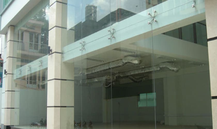 Vách kính cường lực ngăn phòng khách