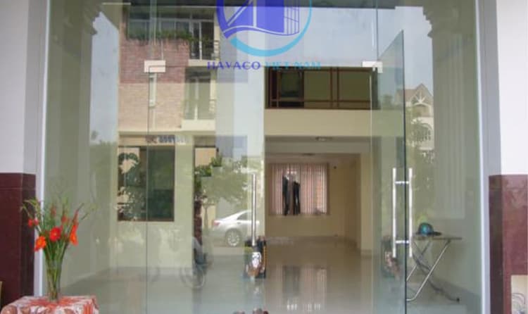 Mẫu cửa kính cường lực nhà ống