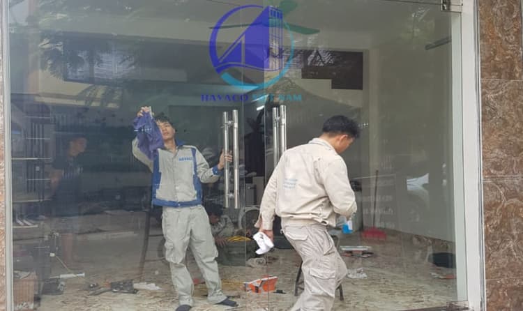Giá cửa kính cường lực bản lề sàn