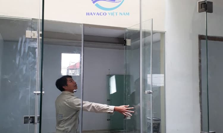 Cửa kính cường lực bản lề kẹp
