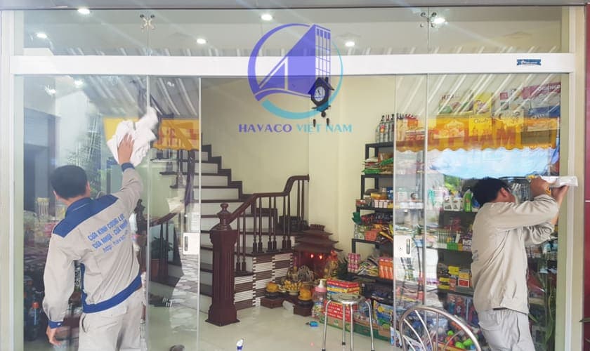 Thi công lắp đặt cửa kính cường lực nhà ống
