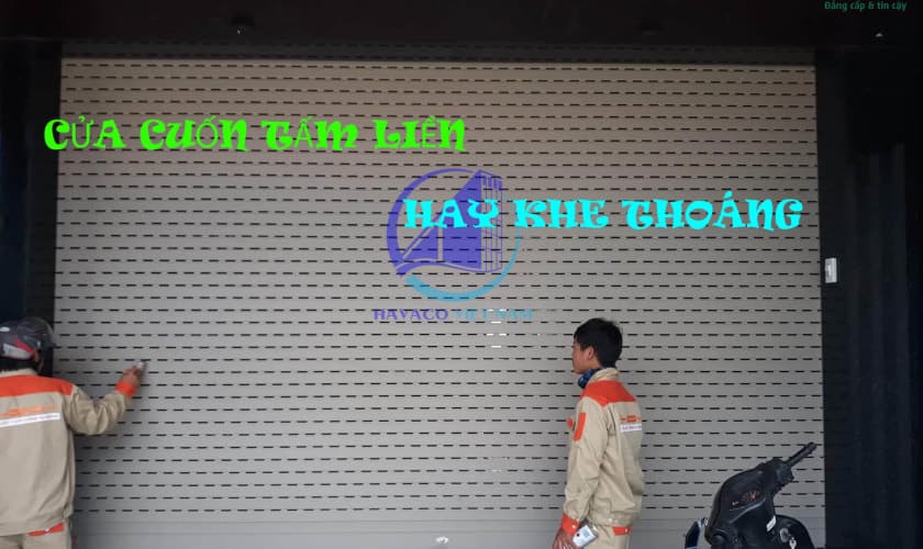 Nên dùng cửa cuốn tấm liền hay khe thoáng