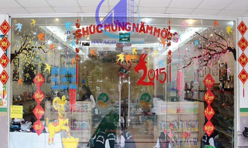 Cách trang trí cửa kính quán cafe độc đáo và ấn tượng có 1 không 2.