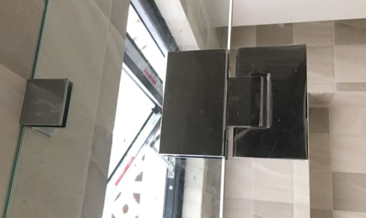 Bản lề xoay 180 độ cửa kính