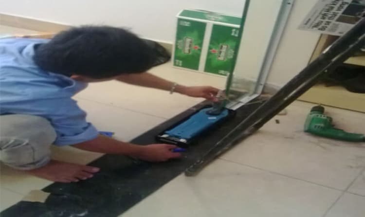 Cách gắn bản lề cửa và cách lắp cửa thủy lực
