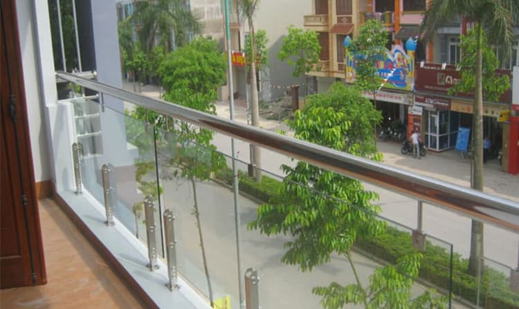 Tìm hiểu rõ hơn về chi tiết lan can kính ban công.