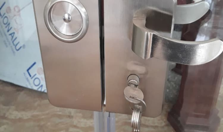 Cách tháo khóa tay nắm tròn ra khỏi cửa kính lùa
