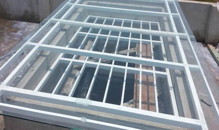 Mẫu khung sắt bảo vệ giếng trời kính cường lực