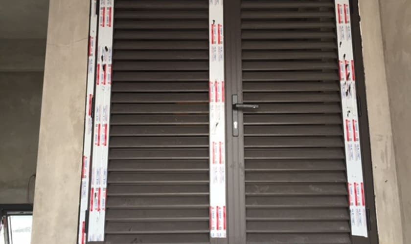 So sánh giữa cửa nhôm không kính và cửa nhôm kính hệ 1000.