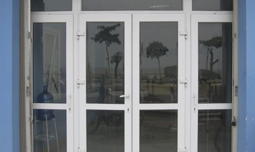 So sánh cửa nhựa lõi thép và cửa gỗ - Nên làm cửa gỗ hay cửa nhựa.