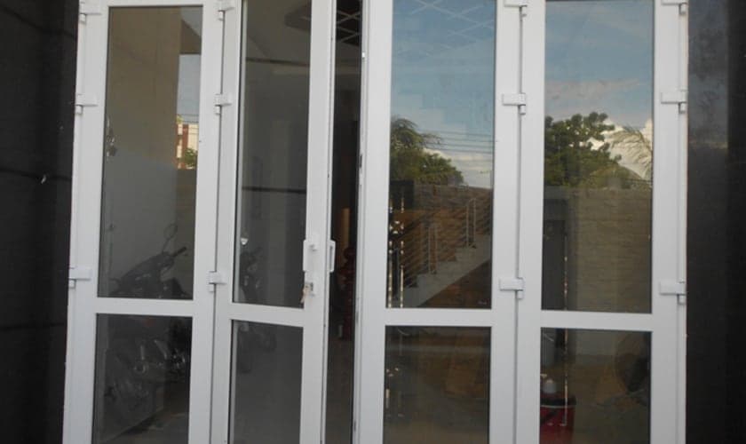 Tư vấn chọn cửa nhà - Nhà ống nên dùng cửa gì là an toàn nhất.