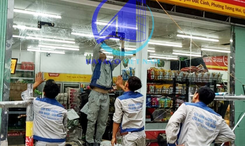 Cửa kính cường lực trong không gian cửa hàng hiện đại