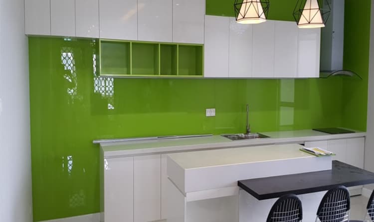 Kính ốp bếp màu xanh lá cây: chọn sao cho đẹp trong công trình nhà ở thực tế