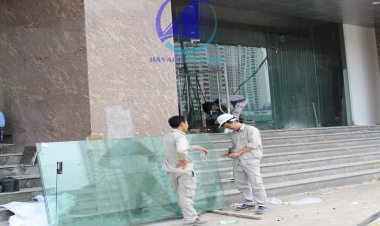 Nhà máy sản xuất kính cường lực: cách đánh giá trong công trình nhà ở thực tế