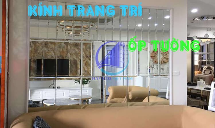 Kính trang trí phòng khách: cách chọn phù hợp trong công trình nhà ở thực tế