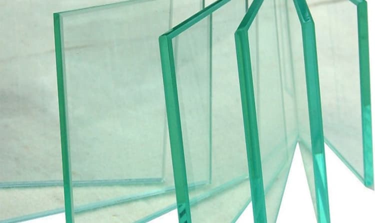 Kính cường lực có bị xước không? Cách hạn chế trong công trình nhà ở thực tế