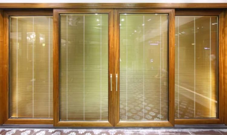 Cửa gỗ kết hợp kính cường lực: ưu nhược điểm trong công trình nhà ở thực tế
