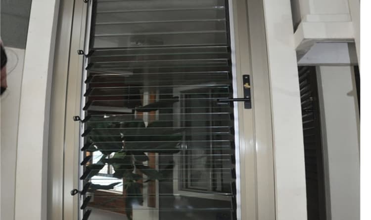 Cửa chớp là gì? Cửa chớp lật kính và cửa chớp nhôm trong công trình nhà ở thực tế