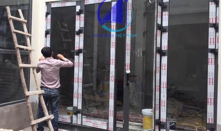 Định mức lắp đặt cửa nhôm kính trong công trình nhà ở thực tế