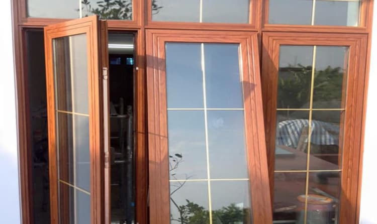 Cửa sổ nhôm giả gỗ trong công trình nhà ở thực tế