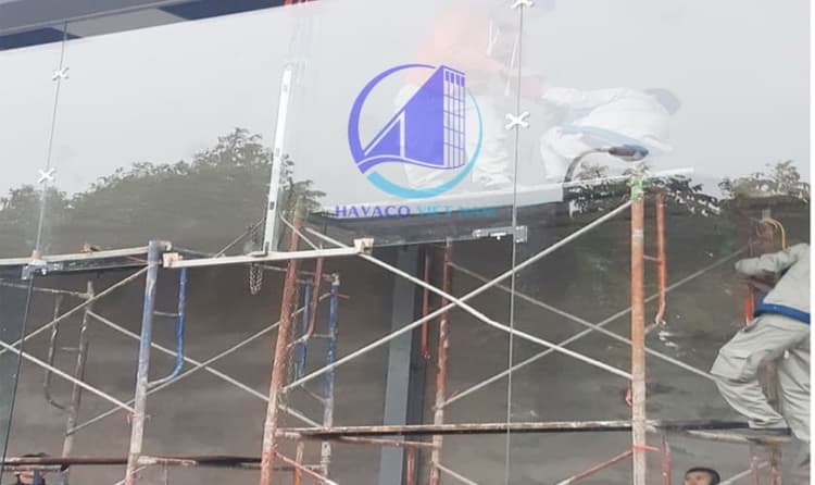 Trang trí mặt tiền bằng kính cường lực trong công trình nhà ở thực tế