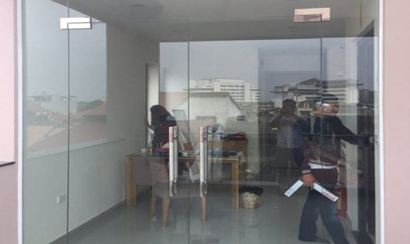 Sửa cửa kính cường lực tại Hà Nội trong công trình nhà ở thực tế