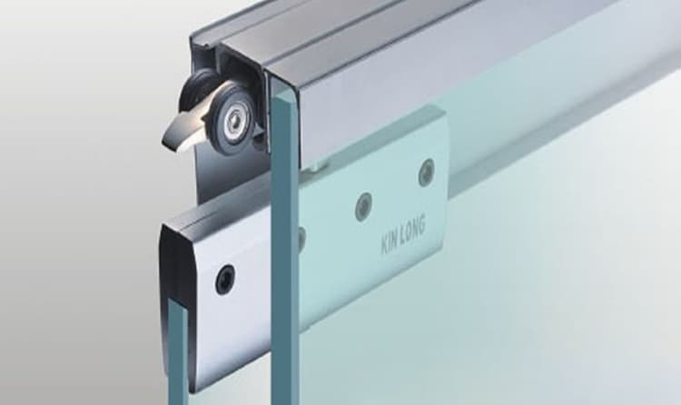 Ray nhôm cửa trượt kính trong công trình nhà ở thực tế