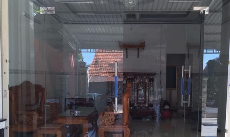 Các mẫu cửa kính cường lực phòng khách trong công trình nhà ở thực tế
