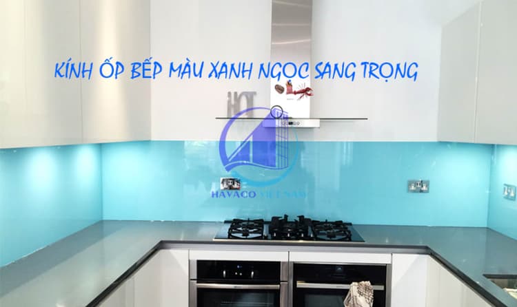 Kính ốp bếp màu xanh ngọc trong công trình nhà ở thực tế