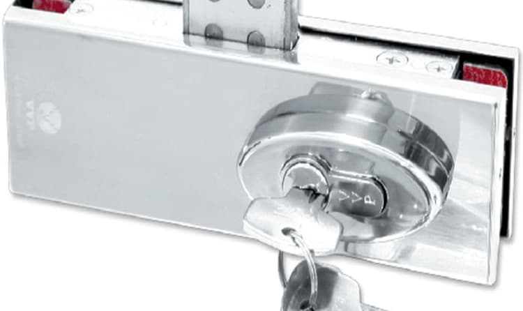 Giá khóa cửa kính cường lực trong công trình nhà ở thực tế