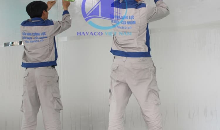 Decal dán cửa kính cường lực trong công trình nhà ở thực tế
