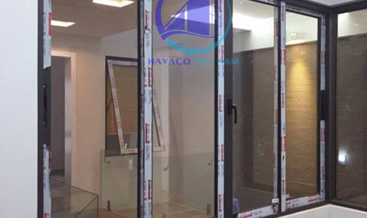 Cửa sổ kính cường lực khung nhôm đẹp trong công trình nhà ở thực tế