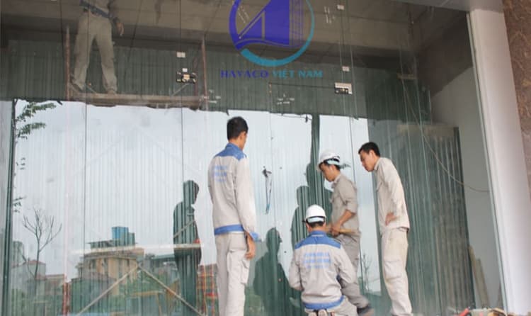 cửa kính cường lực có dễ vỡ không trong công trình nhà ở thực tế