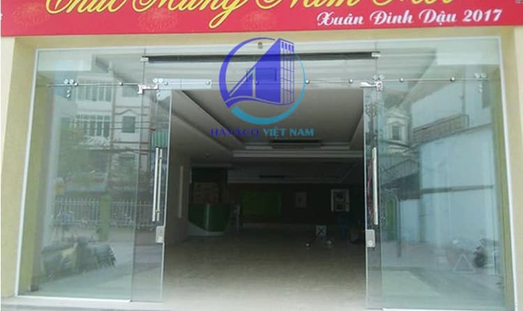 bộ cửa kính cường lực 5 tấm trong công trình nhà ở thực tế