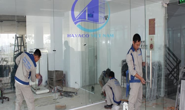 Cách chỉnh cửa kính cường lực bị xệ trong công trình nhà ở thực tế