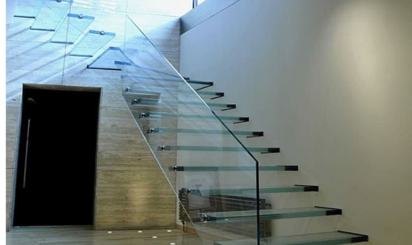 Cầu thanh kính cường lực có bậc thang cao bao nhiêu là phù hợp trong công trình nhà ở thực tế