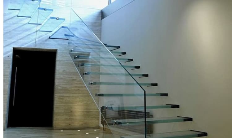 Cầu thanh kính cường lực có bậc thang cao bao nhiêu là phù hợp trong công trình nhà ở thực tế