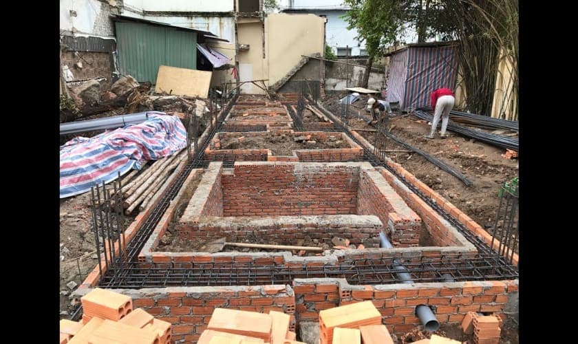 Xây móng nhà bằng gạch trong công trình nhà ở thực tế