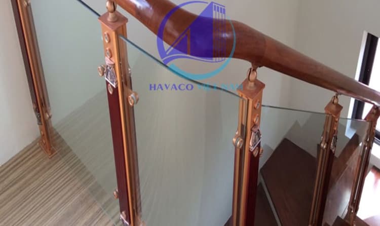 Tay vịn cầu thang gỗ kính trong công trình nhà ở thực tế
