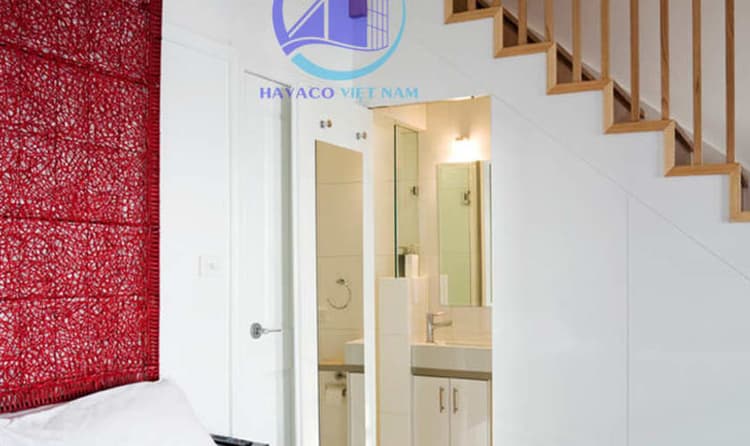 Có nên thiết kế phòng tắm dưới gầm cầu thang hay không trong công trình nhà ở thực tế