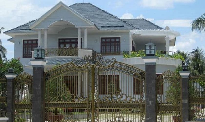 Cách loại bỏ những điều xấu khi thiết kế cửa chính đối diện với cổng trong công trình nhà ở thực tế