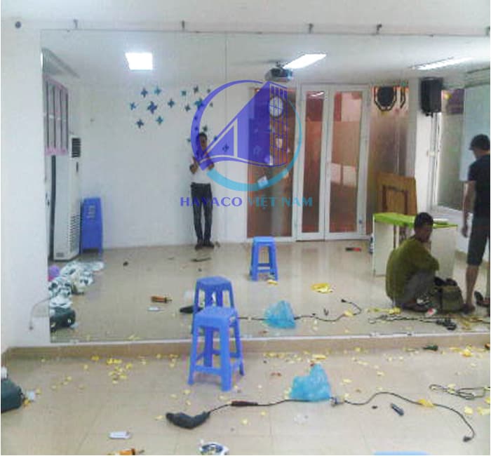 Tìm hiểu giá gương soi khổ lớn nguyên khổ Việt Nhật