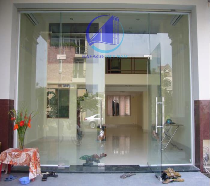 Mẫu cửa kính cường lực nhà ống