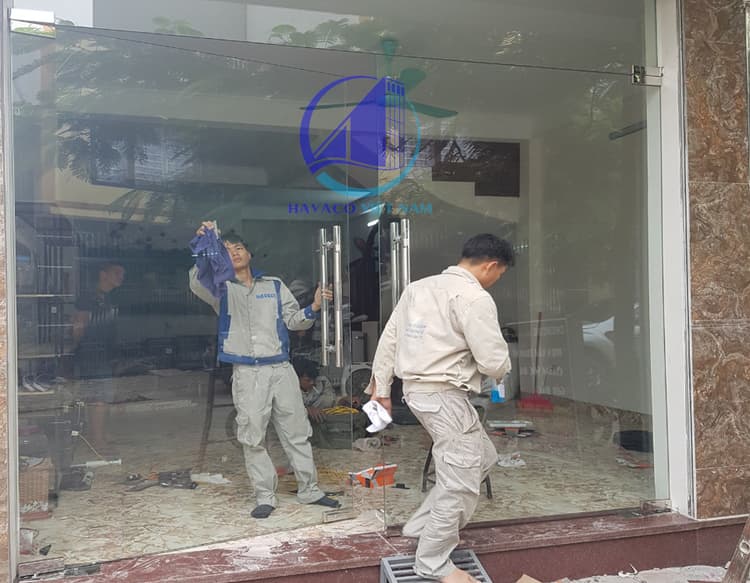 Giá cửa kính cường lực bản lề sàn