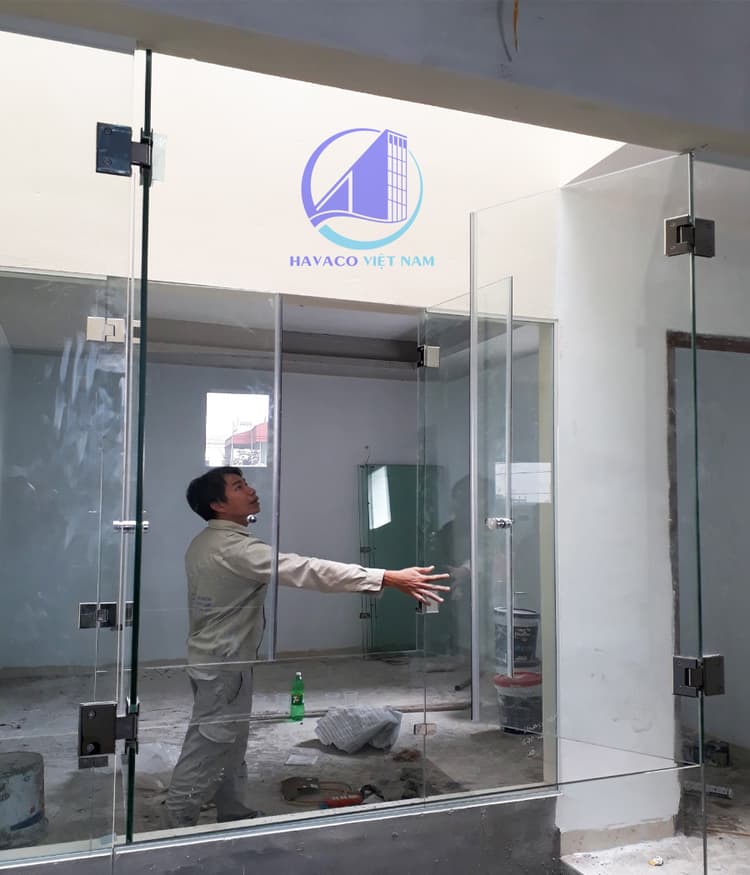 Cửa kính cường lực bản lề kẹp