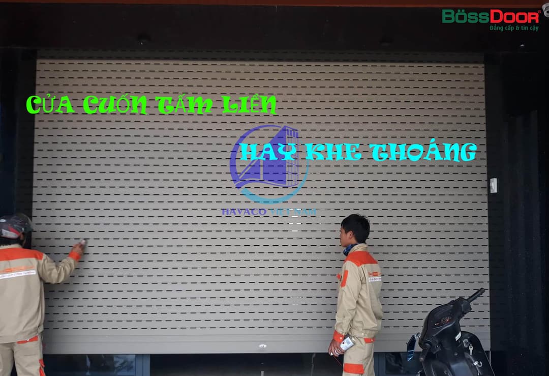 Nên dùng cửa cuốn tấm liền hay khe thoáng