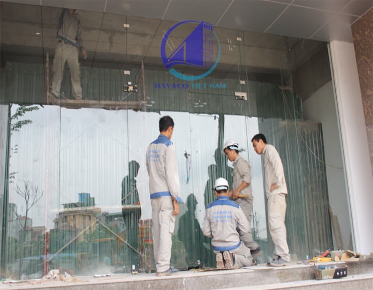 Có nên làm cửa kính cường lực không?