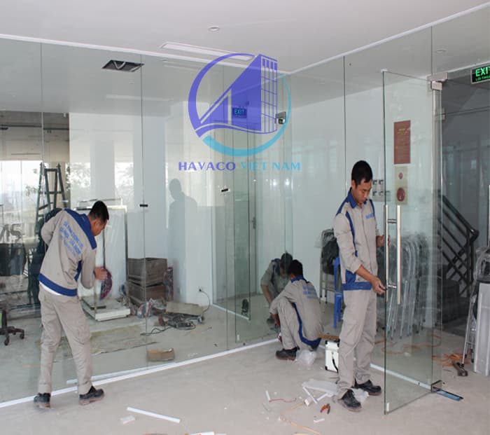 Cách chỉnh cửa kính cường lực bị xệ