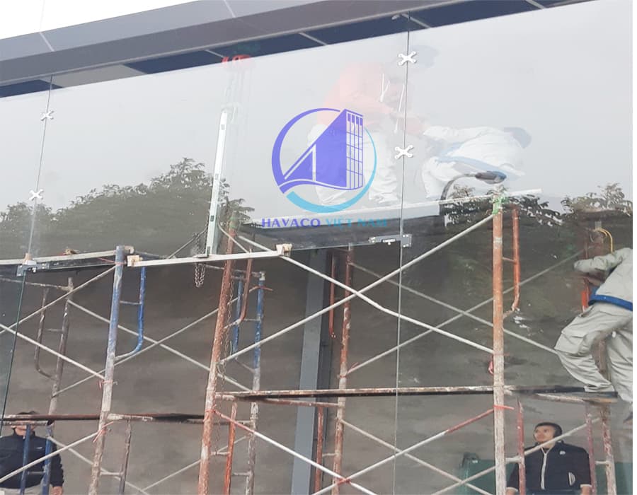 Trang trí mặt tiền bằng kính cường lực